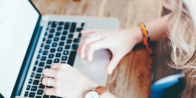 Mujer escribiendo un email al Contacto de FERNÁNDEZ ESPONA ABOGADA